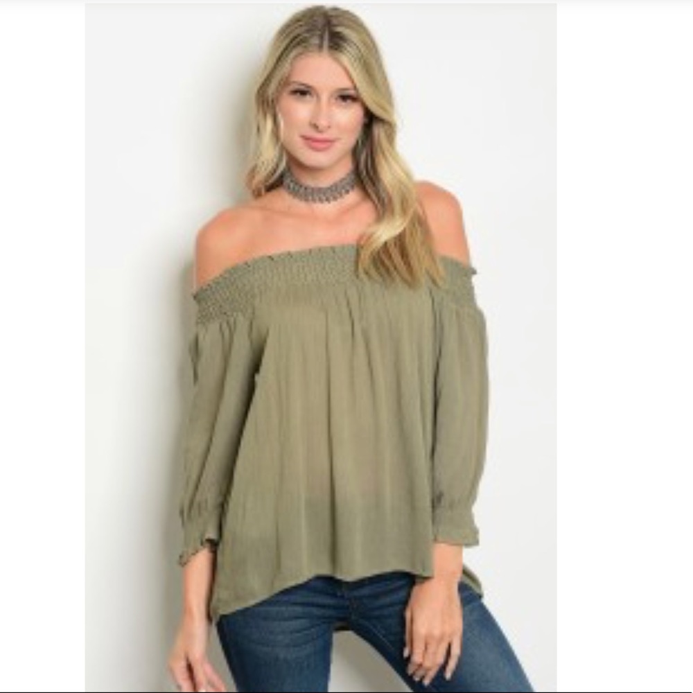 ☕️Beautiful Off the Shoulder Top🌟